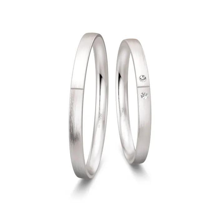 Weißgold Eheringe mit 2 Diamanten und Querrille 2 mm breit