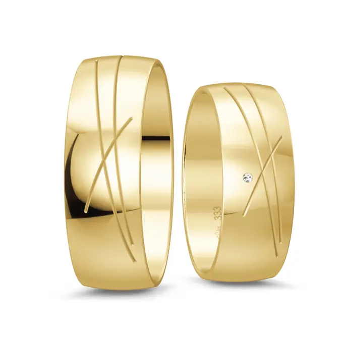 Gelbgold Eheringe mit Strahlenmuster breit poliert und Diamanten