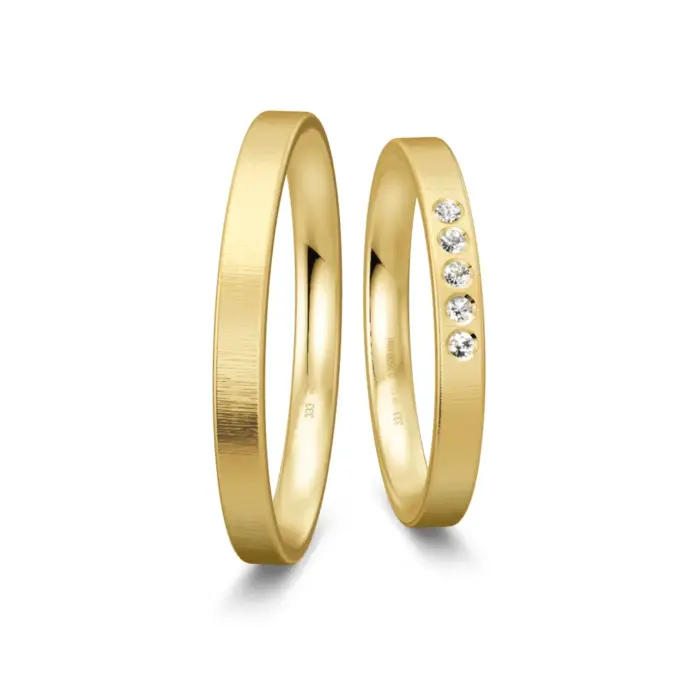 Schmale Eheringe aus Gelbgold mit 5 Diamanten und Quermattierung