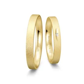 Sandmattierte Eheringe aus Gelbgold mit Diamanten in ovaler Vertiefung