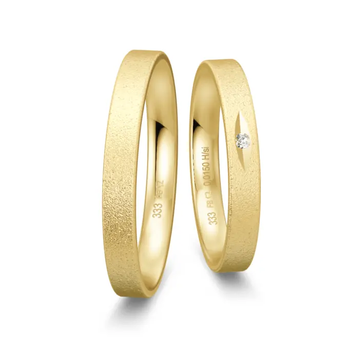 Sandmattierte Eheringe aus Gelbgold mit Diamanten in ovaler Vertiefung
