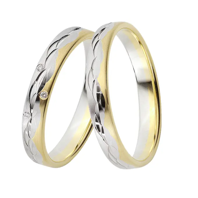 Gelbgold und Weissgold Eheringen mit Muster aus polierten Halbmonden und Diamant
