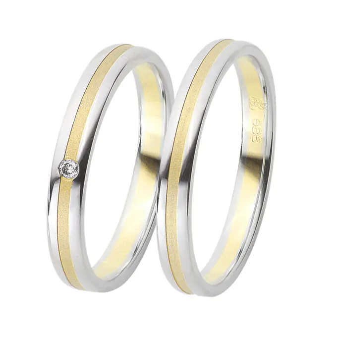 Gelbgold und Weissgold Eheringe mit Diamanten und sandmattem Mittelstreifen