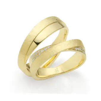 Gelbgold Eheringe mit Hammerschlag und Polierung und 22 Diamanten