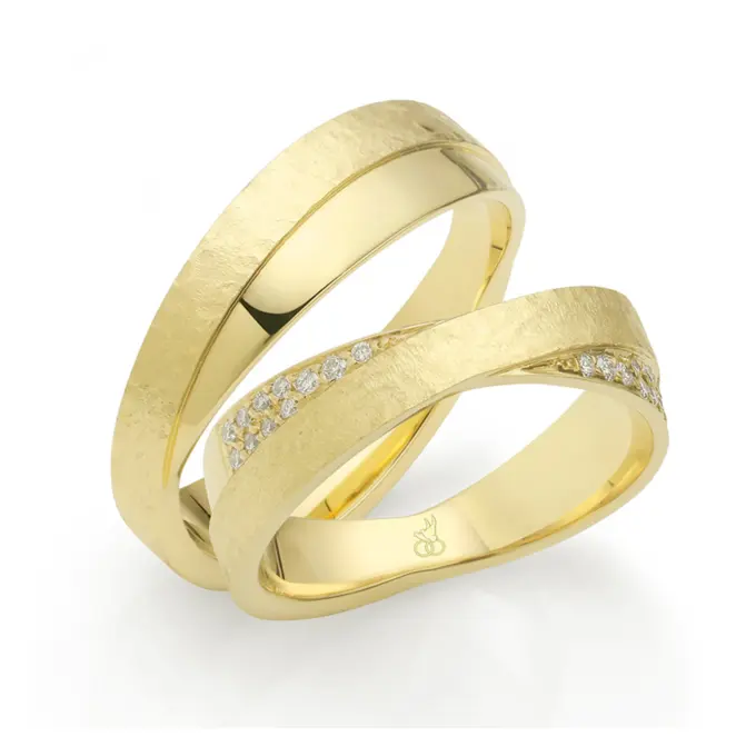 Gelbgold Eheringe mit Hammerschlag und Polierung und 22 Diamanten