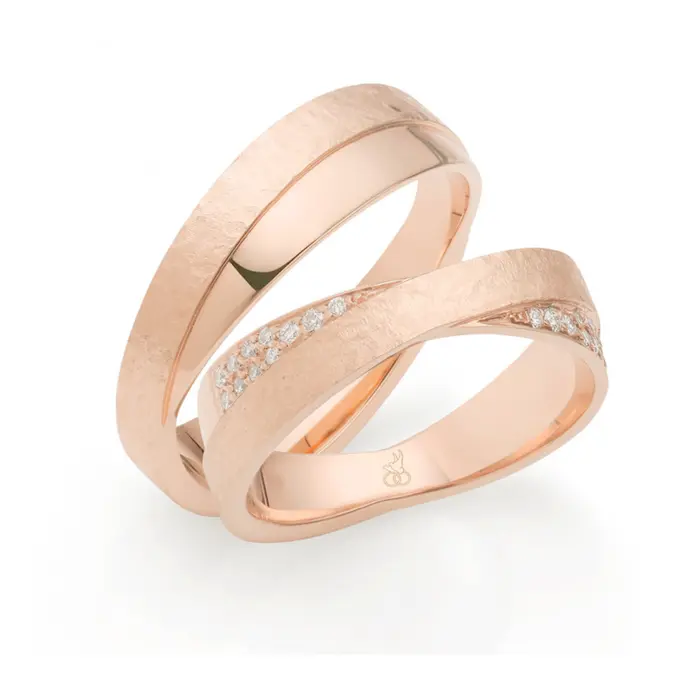 Roségold Eheringe mit Hammerschlag und Polierung und Diamanten