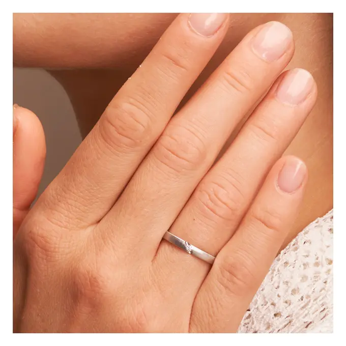 Palladium 500 Ehering mit Quermattierung und Diamanten auf Hand im Zoom