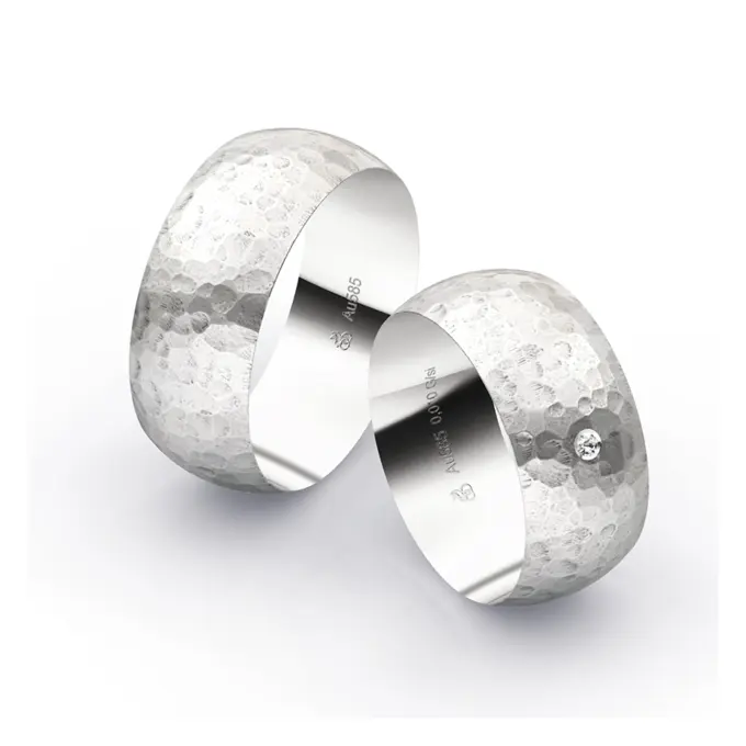 Wertvolle Trauringe aus Weissgold mit gehämmerter Fläche und Diamanten 6336