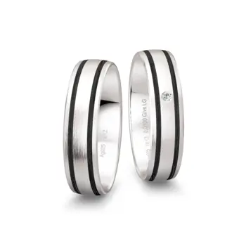 925er Silber Trauringe mit schmalen Carbonstreifen und Labor-Diamant