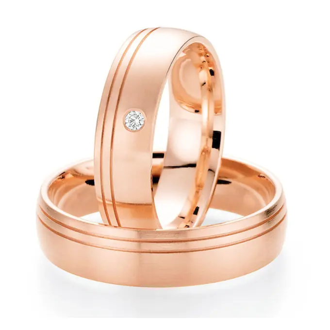 Rotgold Eheringe mit zwei seitlich verlaufenden Rillen und Diamanten