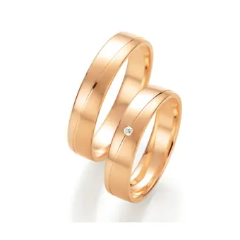 Trauringe aus Roségold mit schräg verlaufender Rille und Diamanten