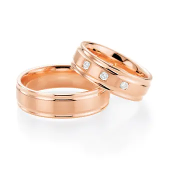 Rotgold Trauringe mit drei Diamanten in viereckigen Vertiefungen