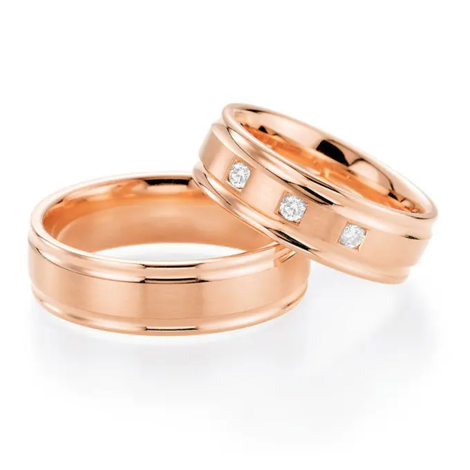Rotgold Trauringe mit drei Diamanten in viereckigen Vertiefungen