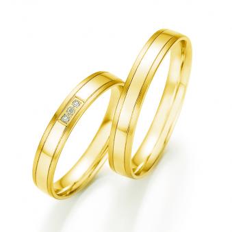 Aufnahme der Gelbgold Eheringe mit poliertem Mittelstreifen und mattierten Rändern und 3 Diamanten 