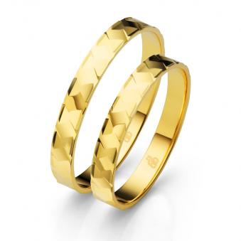 Aufnahme der dünnen Eheringe aus Gelbgold mit geometrischem Muster