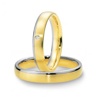 Aufnahme der Eheringe aus mattiertem Gelbgold mit poliertem Rand aus Weißgold