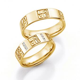 Aufnahme der Gelbgold Trauringe mit Love-Buchstaben in Vertiefungen und 18 Brillianten