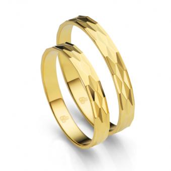 Aufnahme der schmalen Eheringe aus Gelbgold mit polierten Rhomben 