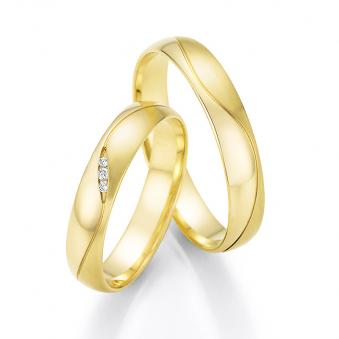 Aufnahme der Trauringe in Gelbgold teilpoliert teilmatt mit 3 Diamanten in tropfenförmiger Fassung 