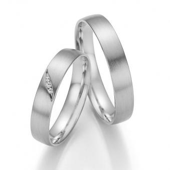 Aufnahme der Eheringe aus Palladium 500 mit Kanalfassung in gespitzter Ovalform mit 3 Diamanten