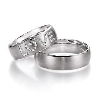 Aufnahme der Eheringe aus mattiertem Palladium 500 mit Love-Wort gestaltet aus 31 Brillianten