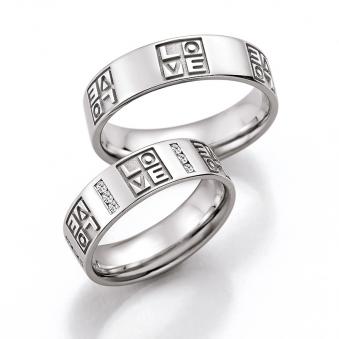 Aufnahme der Eheringe aus Palladium 500 mit Love-Wort in mattierten Quadraten mit 18 Diamanten