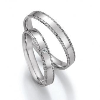 Aufnahme der Trauringe aus poliertem Palladium 500 mit Rüschen und Diamanten