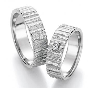 Aufnahme der Trauringe aus Platin mit Struktur und Diamanten
