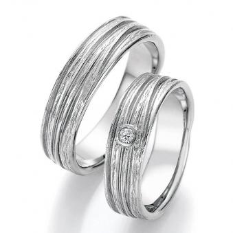 Aufnahme der Trauringe aus Platin mit strukturierter Oberfläche und Diamanten