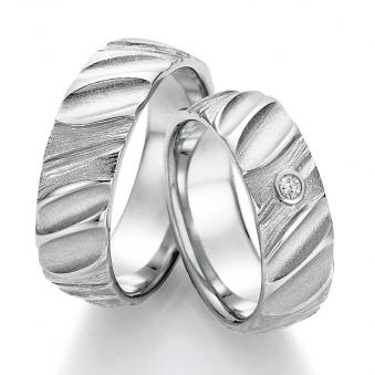 Aufnahme der Eheringe aus Platin in naturoptischem Design und Diamanten