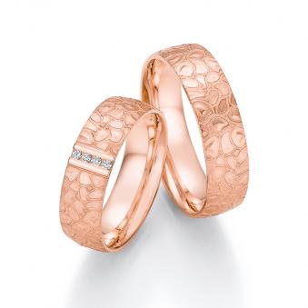 Aufnahme der Trauringe aus Roségold längstmattiert mit Ornament und 4 Diamanten
