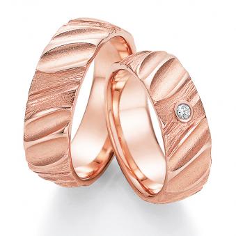 Aufnahme der Roségold Eheringe mit Struktur und Diamanten 