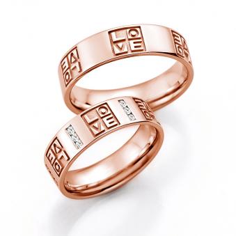 Aufnahme der Rotgold Eheringe mit Buchstabenmuster und 18 Diamanten