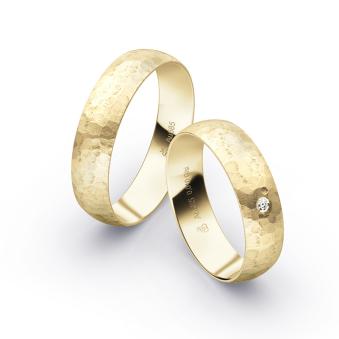 Eheringen aus Gelbgold mit Diamanten und Hammerschlag, in 5 mm Breite