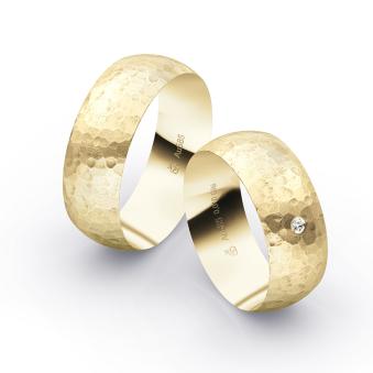 Eheringe aus Gelbgold mit Hammerschlag-Optik und Diamanten, 7 mm Breite