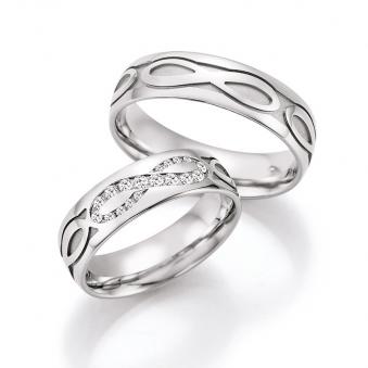 Aufnahme der Eheringe aus Weißgold mit Unendlichkeit-Zeichen-Muster und 18 Diamanten