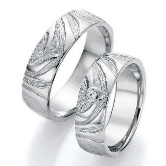 Aufnahme der Weißgold Eheringe mit Kratzen und Diamanten