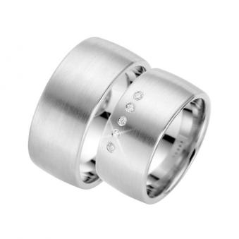 Aufnahme von breiten Silber Trauringen mit Längsmattierung und 5 Diamanten 