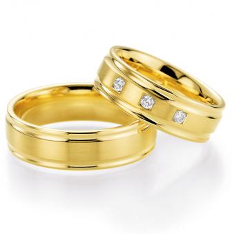Aufnahme von Trauringen in Gelbgold mattiert mit poliertem Rändern und Diamanten