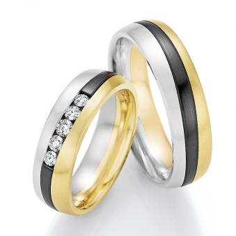 Aufnahme von Trauringen aus Gelbgold&Weißgold&Zirconium mit 5 Diamanten und drei schrägen Streifen 
