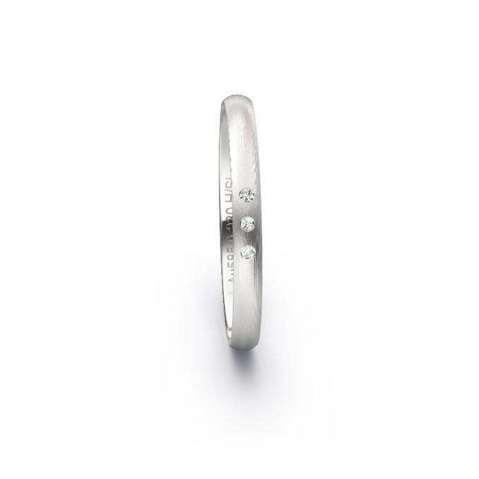Aufnahme von längsmattierten Weißgold Eheringen mit 3 Diamanten in 2,5 mm Breite
