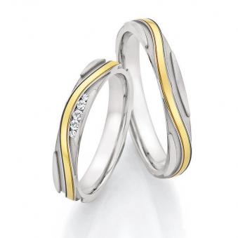 Aufnahmen von Eheringen aus Edelstahl und Gelbgold mattiert mit Rillenmuster und 5 Diamanten