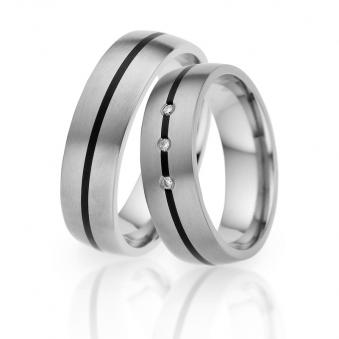 Aufnahme von Titan Partnerringen mit schwarzer Keramikeinlage längsmattiert mit drei Steinen