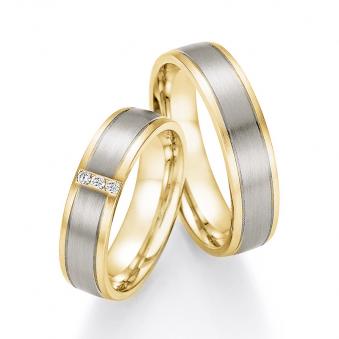 Aufnahme von Trauringen aus längsmattiertem Gelbgold/Palladium 500 mit 4 weißen Diamanten