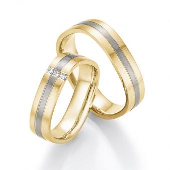 Aufnahme von eckigen Eheringen aus Gelbgold & Palladium 500 bicolor mit drei seitlichen Diamanten