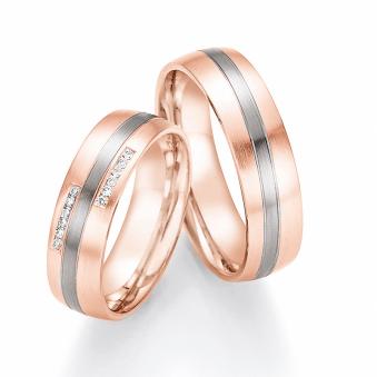 Aufnahme von Eheringen aus Palladium 500/Rosègold mattiert mit zwölf weißen runden Diamanten 