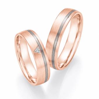Aufnahme von Eheringen aus Palladium 500 und Rosègold längsmatt mit dreieckigem Diamanten 