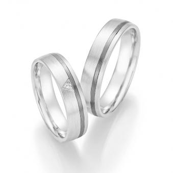 Aufnahme von Trauringen in Palladium 500/Weißgold mattiert mit weißem dreieckigem Diamanten 