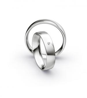 Aufnahme von Eheringen aus poliertem 925 Silber mit rundem mittigem Diamanten