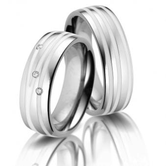 Aufnahme von Titan Trauringen mit eleganter weißer Keramikeinlage und 3 Diamanten